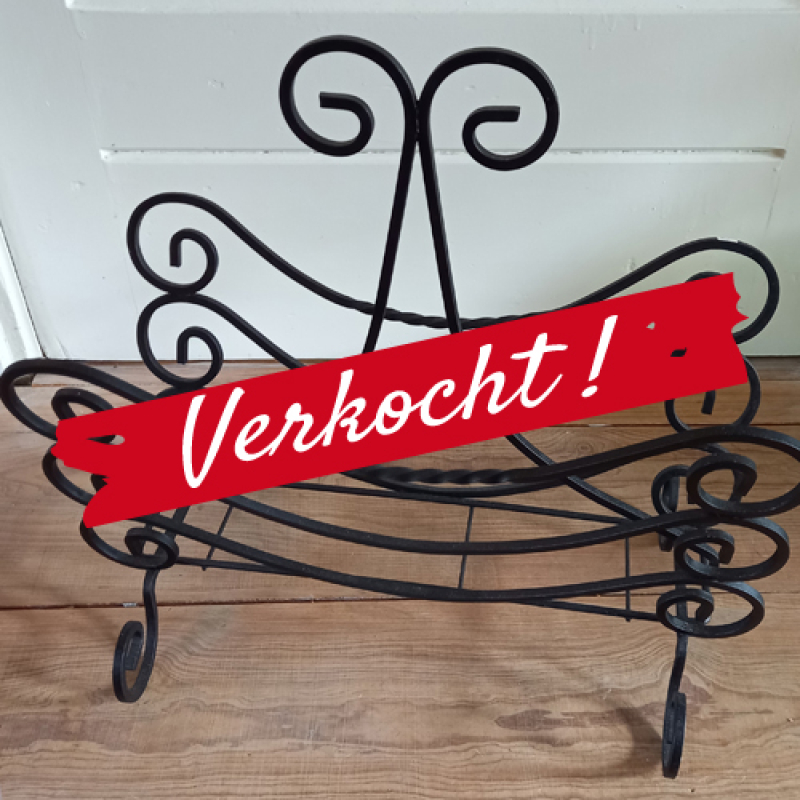 Vintage krantenbak van zwart staal